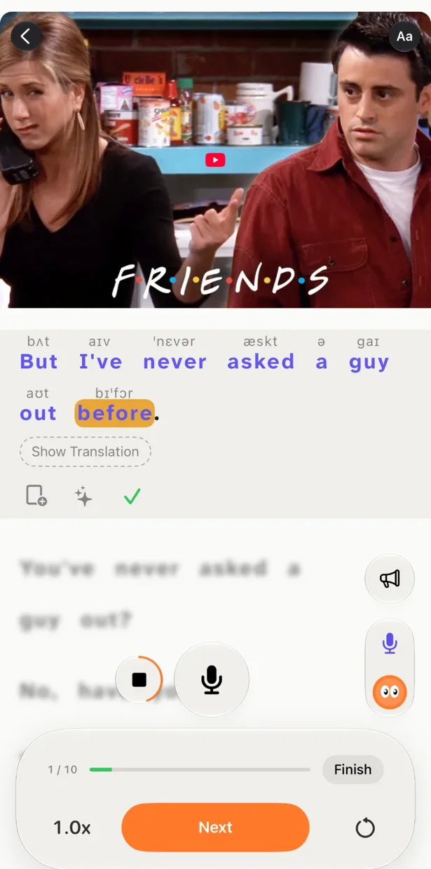 Modo Hablar de PlayLingo tras una línea superada de Friends: palabras dichas resaltadas, una marca de verificación, el botón para escuchar tu grabación y el progreso 1 de 10.